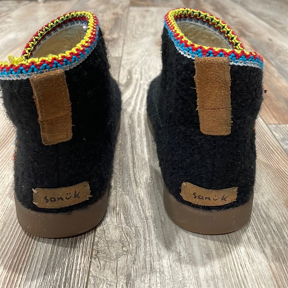Sanuk Fuzzy Boots size 8.5. Black with rainbow decal.